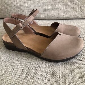 Dansko Rowan Nubuck Sandal sz 36 / 6